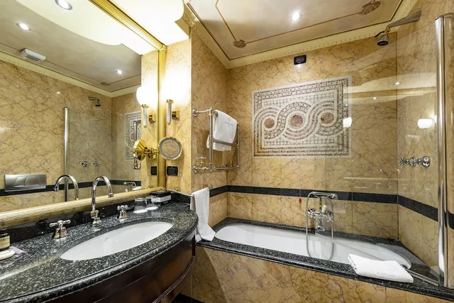 جناح جونيور بسرير كوين مع أريكة، River Chateau Hotel 3/6