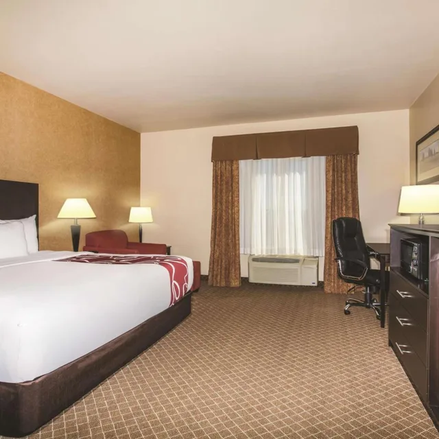 غرفة تنفيذية بسرير كينج، La Quinta Inn & Suites by Wyndham Ely 3/9