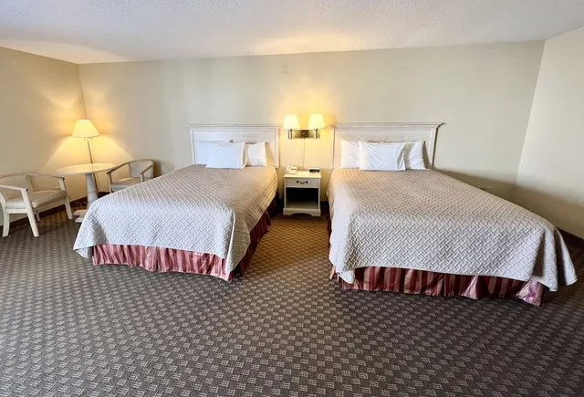 Deluxe, 2 Queen Beds, Patio, Courtyard Area، Court Plaza Inn & Suites 4/6