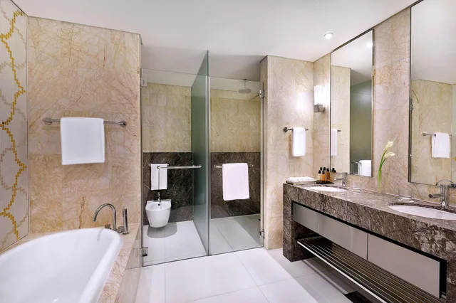 غرفة ديلوكس بسريرين منفصلين بإطلالة على البحر، Conrad Abu Dhabi Etihad Towers 5/6