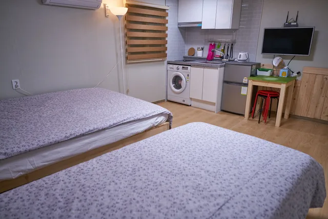 غرفة ثلاثية بسرير كوين وسرير فردي، R Guesthouse 8/10