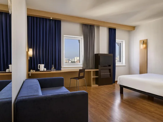 Family, 1 Double and 1 Single Bed, Ibis Kiev City Center 5/9