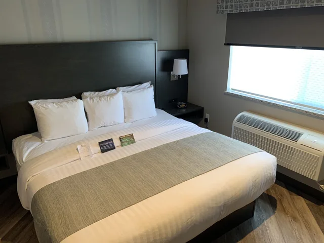 غرفة قياسية بسرير كينج مع أريكة بمطبخ صغير، Best Western Sawtooth Inn & Suites 2/6