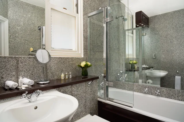غرفة سوبيريور بسرير كوين، The Pelham London- Starhotels Collezione 3/3