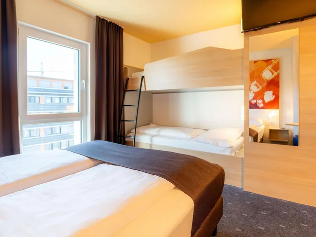 غرفة رباعية بسرير كوين وسرير بطابقين، B&B Hotel Stuttgart-Bad Cannstatt 3/3
