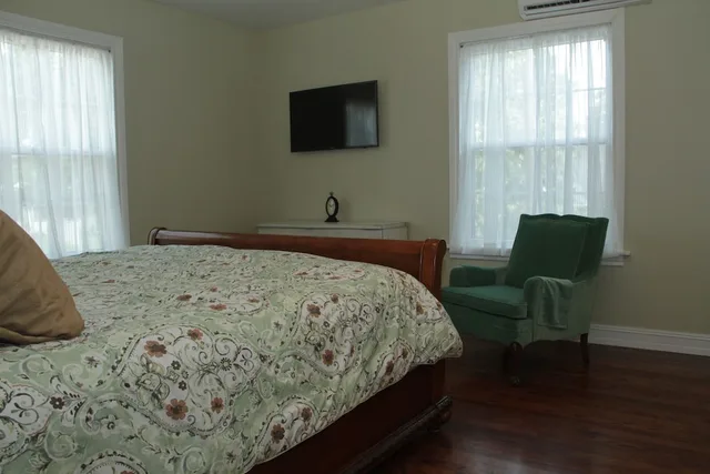 Deluxe, King Bed, The Oaks Bed and Breakfast 1/2