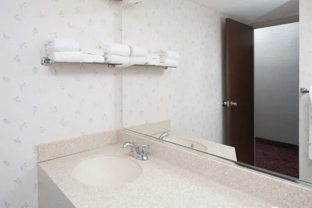 Deluxe, King Bed, Ramada By Wyndham Grand Forks 10/10