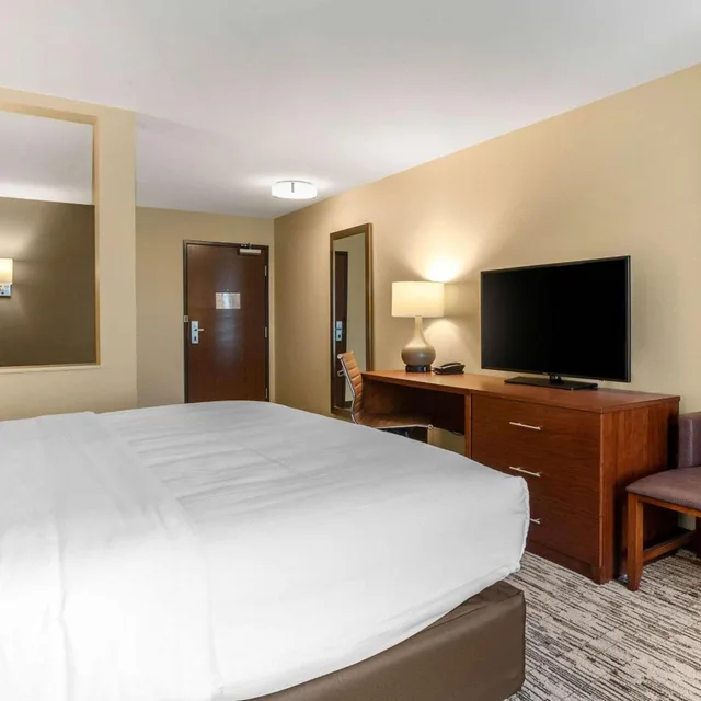 جناح بسرير كينج مع أريكة، Comfort Inn and Suites Ames Near ISU Campus 2/5