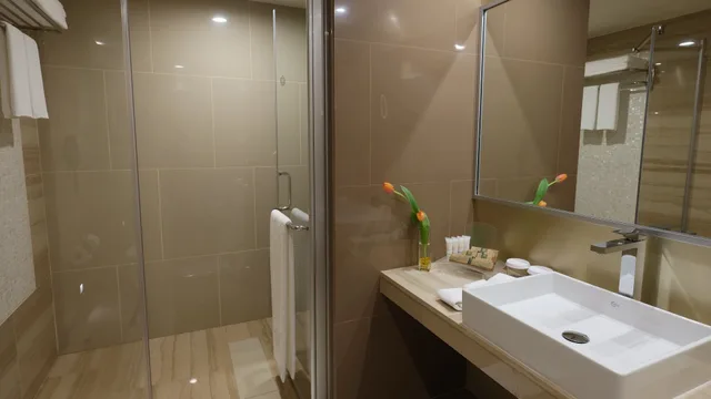 غرفة بريميوم بسرير كينج بإطلالة على المسبح، Holiday Inn Al Thuraya City 5/10