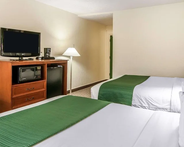 Room, 2 Queen Beds, Accessible, Quality Inn Downtown Convention Center 2/6