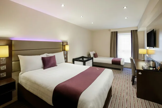 Room, Single, Double Bed, Premier Inn Castleford (Xscape M62 J32) 1/2
