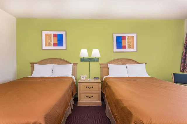 غرفة بسريرين مزدوجين، Travelodge by Wyndham Cordele 2/3