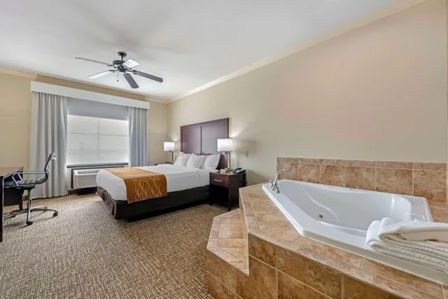 جناح، Comfort Inn and Suites Fort Worth Fossil Creek 5/5