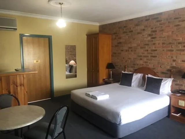 Spa, Suite, Queen Bed, MERCURE PORT OF ECHUCA 2/7
