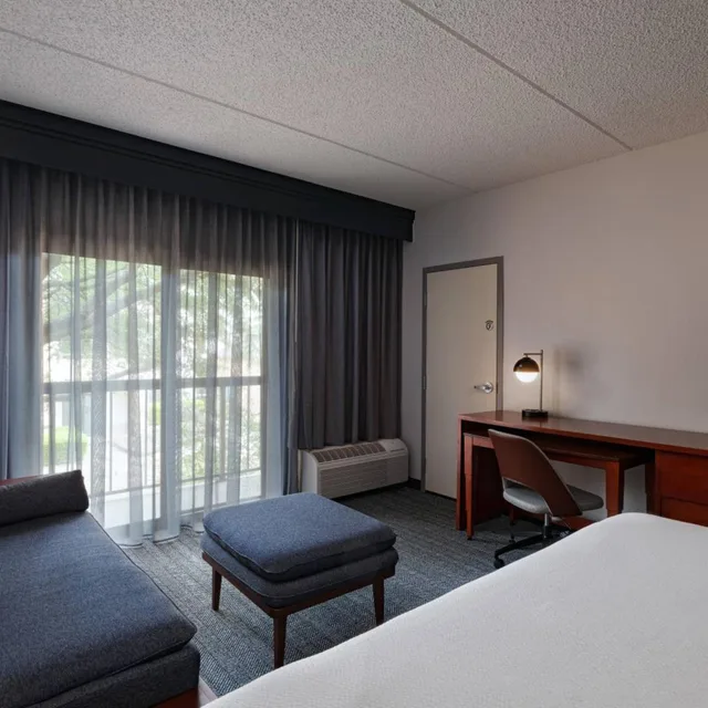 غرفة بسرير كينج مع أريكة بحوض استحمام لذوي الإعاقة، Courtyard by Marriott Medical Center San Antonio 1/4