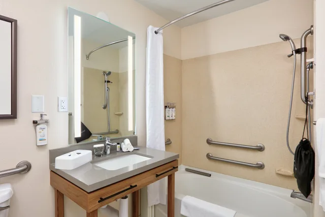 جناح استوديو بسرير كوين لذوي الإعاقة، Candlewood Suites Idaho Falls 1/3