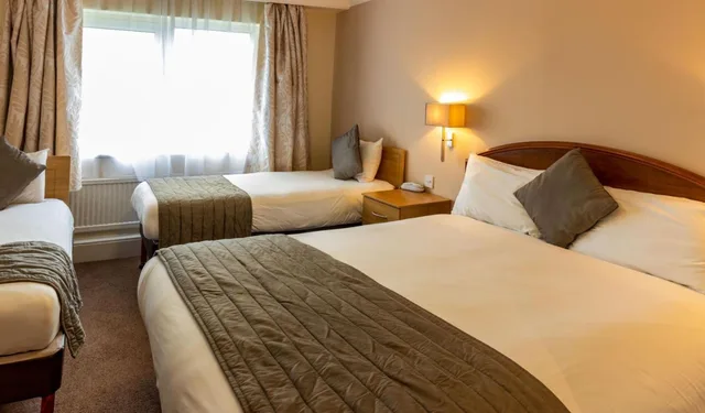 غرفة عائلية بسرير مزدوج وسريرين منفصلين، Britannia Leeds Bradford Airport 1/8
