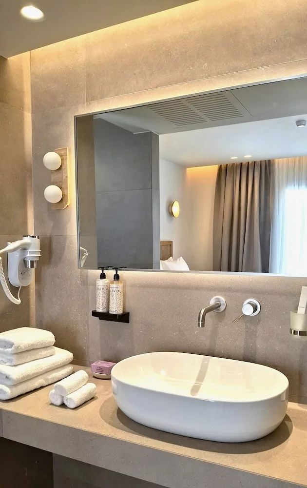 جناح تنفيذي بسريرين منفصلين مع أريكة، Naxos Resort Beach Hotel 2/2