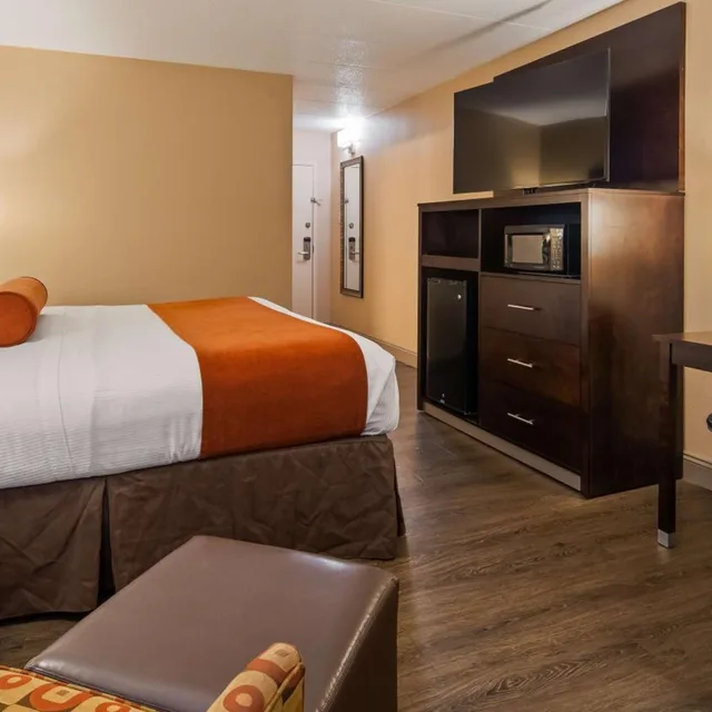 غرفة بسرير كينج بحوض استحمام لذوي الإعاقة، Best Western Crossroads Of The Bluffs 4/8