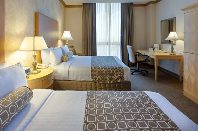 غرفة قياسية بسريرين مزدوجين مع دخول الصالة، Crowne Plaza Torreon 8/10
