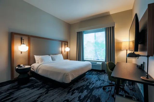 غرفة قياسية بسرير كينج، Fairfield Inn & Suites by Marriott Marquette 2/4