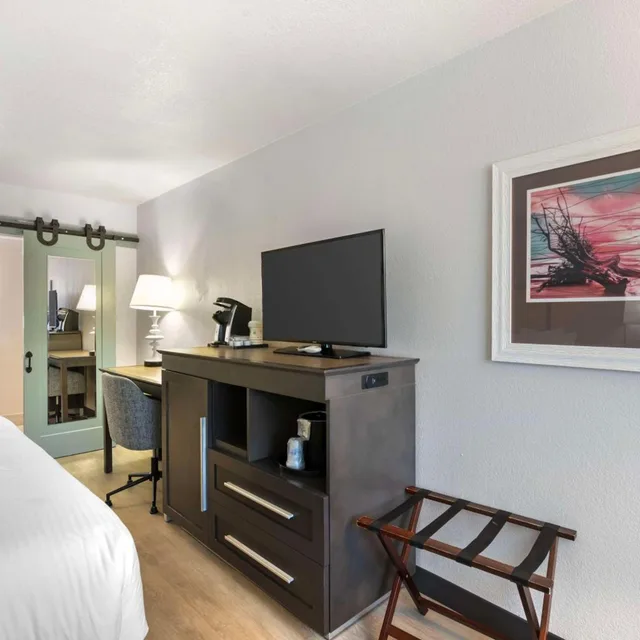 غرفة بسرير كينج بإطلالة على المسبح، Best Western Plus St. Simons 5/7