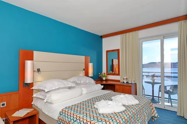 غرفة كلوب بريميوم بسرير مزدوج بإطلالة على البحر بشرفة، Hotel Kornati Biograd 1/8