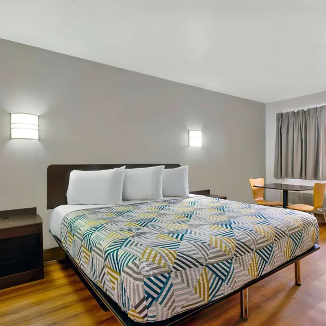 1 King Bed Mobility Accessible Tub Smk، Motel6 Plano, TX - Plano Northeast 2/7