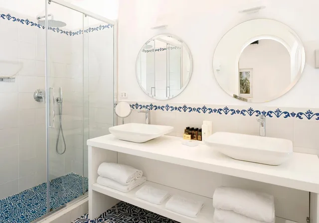 جناح بسرير كينج وسرير فردي بإطلالة على البحر بشرفة، Le Agavi Hotel 7/10