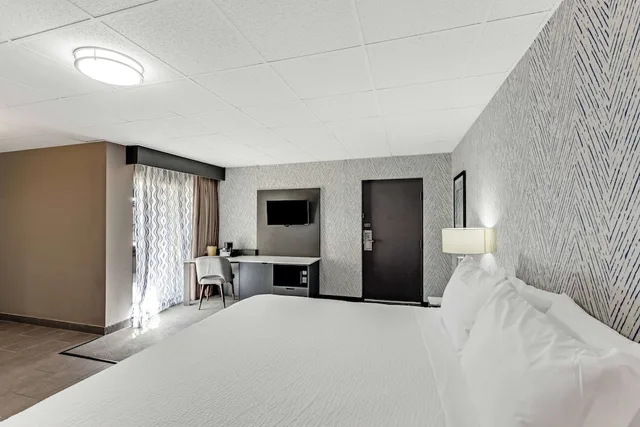 غرفة ديلوكس بسريرين كوين بغرفة نوم واحدة، The Wander Hotel, a Ramada by Wyndham 1/8