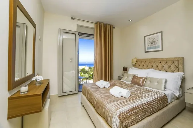 فيلا بسرير كينج وسريرين كوين وسريرين منفصلين بإطلالة على البحر بـ4 غرف نوم، Aroma Villas 1/4