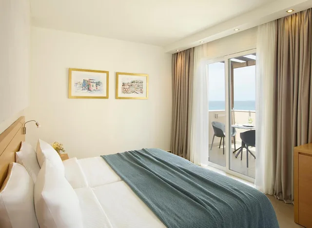 غرفة بسرير مزدوج بإطلالة جزئية على البحر، Atlantica Marmari Palace 1/8
