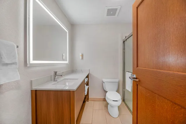 جناح، Comfort Inn & Suites Sheboygan I-43 3/3