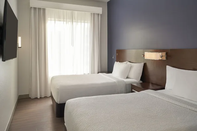 جناح بسريرين كوين بغرفة نوم واحدة مع أريكة، Residence Inn by Marriott West Palm Beach Downtown 1/5