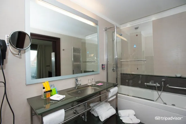 جناح جونيور، Hotel Selene 9/10