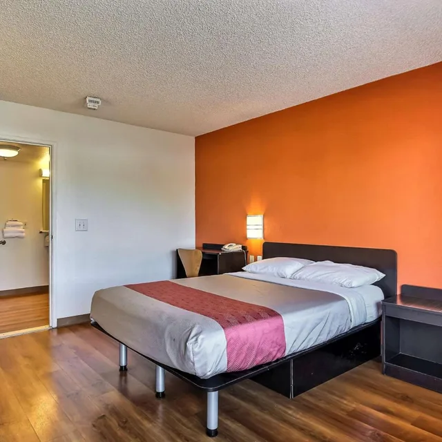 Deluxe, Motel6 Oakland, CA - Embarcadero 5/10