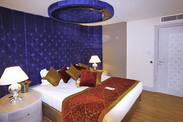 Junior Suite, Queen Bed, Sofa, Royal Alhambra Palace 3/4