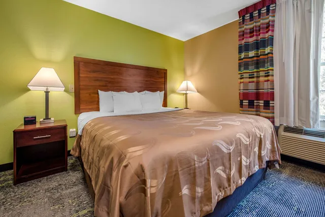 جناح بسرير كينج، Quality Inn Morgantown, WV 1/3