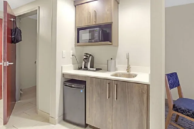 جناح بسرير كينج مع أريكة لذوي الإعاقة، Holiday Inn Express Gulfport Beach 7/7