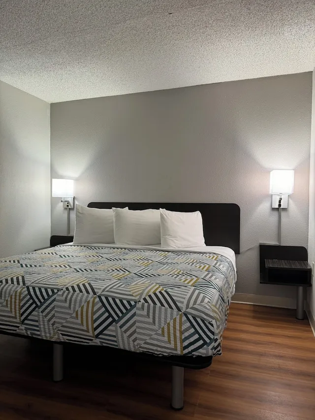 Deluxe, Suite, King Bed, Motel6 Butte, MT - Historic City Center 4/6
