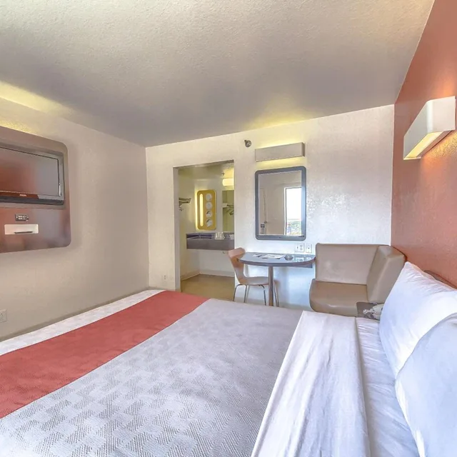 غرفة بسرير كوين، Motel6 San Antonio, TX - Six Flags Fiesta TX/La Cantera Area 3/10