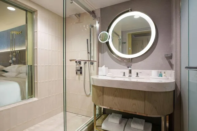 Guest Room, 2 Queen Beds, Golf Course View, Terrace, Ground Floor، VEA Newport Beach, A Marriott Resort & Spa 2/2