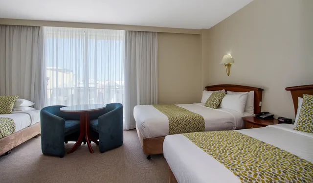 City, Family, Queen and Twin Beds، Noahs On The Beach 2/5