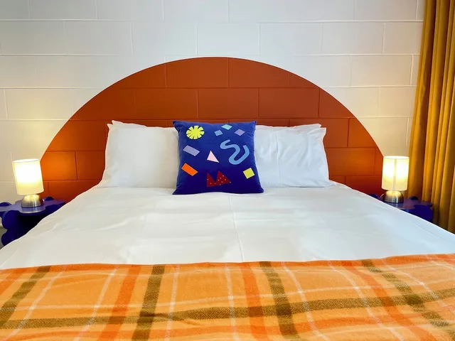 جناح سوبيريور بسرير كوين وسرير فردي بغرفة نوم واحدة مع أريكة بمطبخ، Mt Eden Motel 3/7