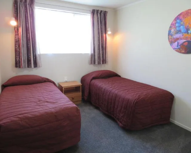 2 Bedrooms, Apartment, 1 Double and 4 Single Beds، Commodore Court Motel 4/7