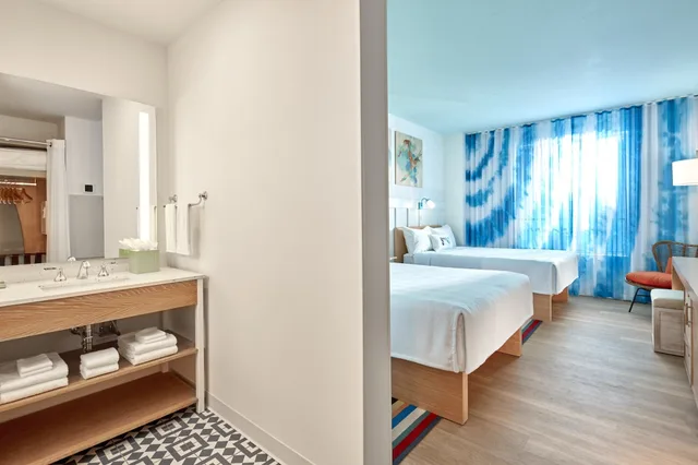 غرفة قياسية بسريرين كوين بإطلالة على المسبح لذوي الإعاقة، Universal's Endless Summer Resort - Surfside Inn and Suites 5/5