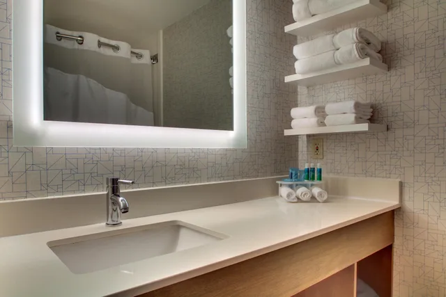 جناح، Holiday Inn Express & Suites Lincoln East - White Mountains 2/2