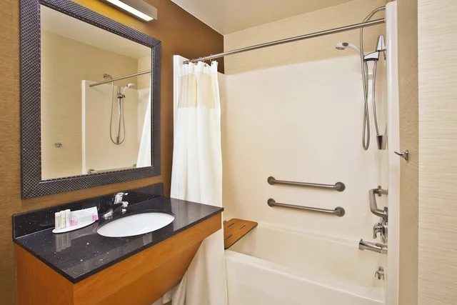 غرفة بسرير كينج لذوي الإعاقة، Fairfield Inn Suites Madison West Middleton 3/5