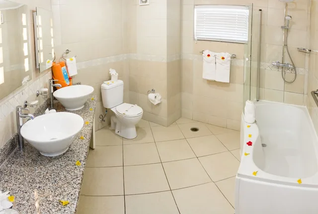 1 Bedroom, Suite, 2 Queen Beds, Beach Front, Sofa، Bay Gardens Beach Resort and Spa 3/4