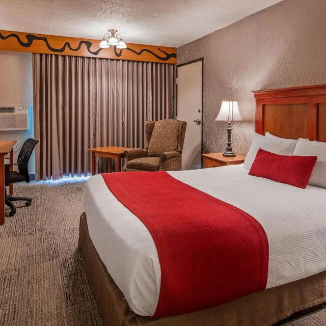 غرفة بسرير كوين بإطلالة على المسبح، Best Western Plus Rivershore Hotel 3/8